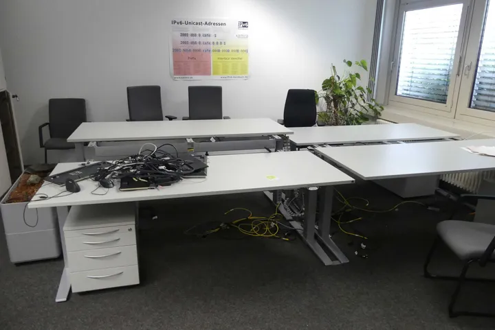 4x Elektrisch höhenverstellbarer Schreibtisch mit 4x Schreibtischcontainer und 3x Bürostuhl Maße in cm ca. 200 x 80